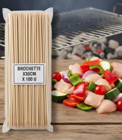Pack de 100 palillos de madera para brochette de 30 cm de largo sobre mesa de madera.